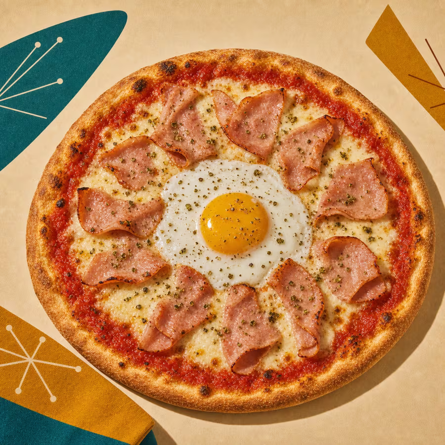 Pizza Bismarck mit Tomatensoße, Mozzarella, Kochschinken und Spiegelei
