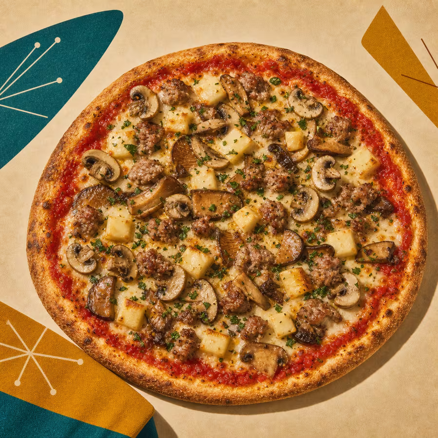 Pizza Boscaiola mit Tomatensoße, Mozzarella, Salsiccia, Pilzen und geräucherter Scamorza