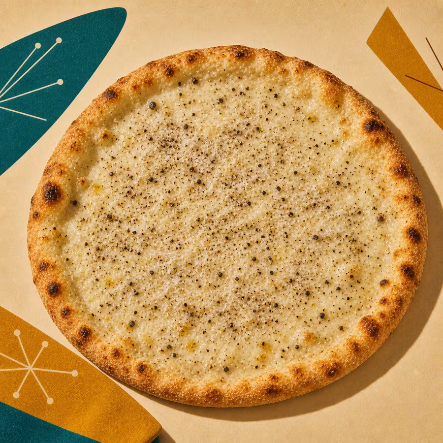 Weiße Pizza Cacio e Pepe mit Pecorino Romano und reichlich schwarzem Pfeffer