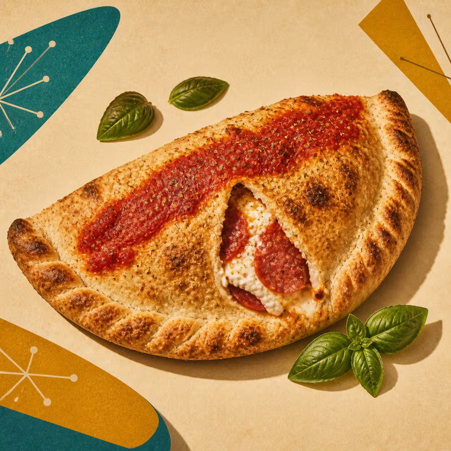 Gefüllter Calzone als goldbraune Teighalbmond-Tasche mit Tomatensoße bestrichen