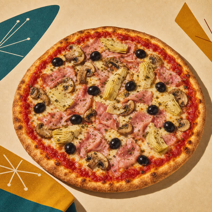 Pizza Capricciosa mit Schinken, Pilzen, Artischocken und Oliven