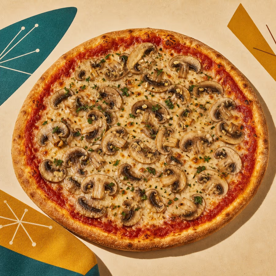 Pizza Funghi mit Champignons, Mozzarella, Tomatensoße und Petersilie