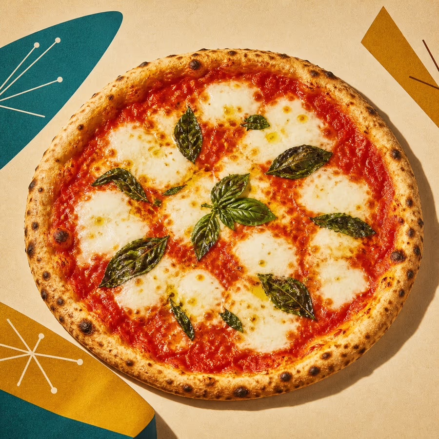 Pizza Margherita mit Tomatensoße, Mozzarella und Basilikum