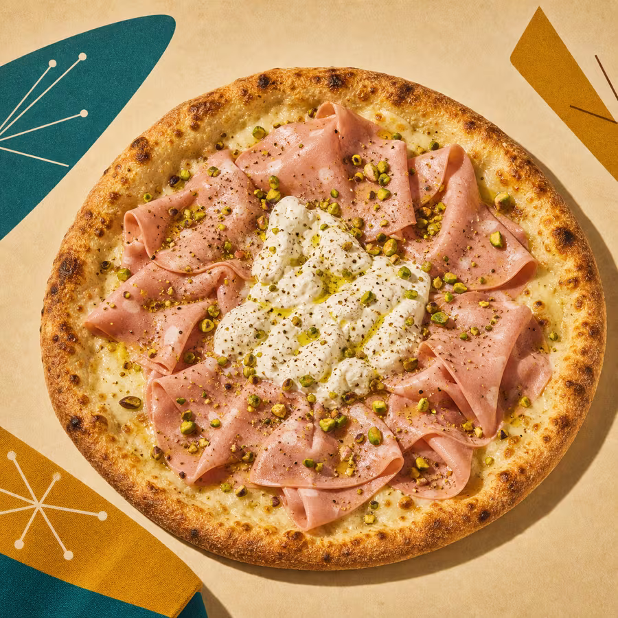 Weiße Pizza mit Mortadella in Wellen, zerteilter Burrata und gehackten Pistazien