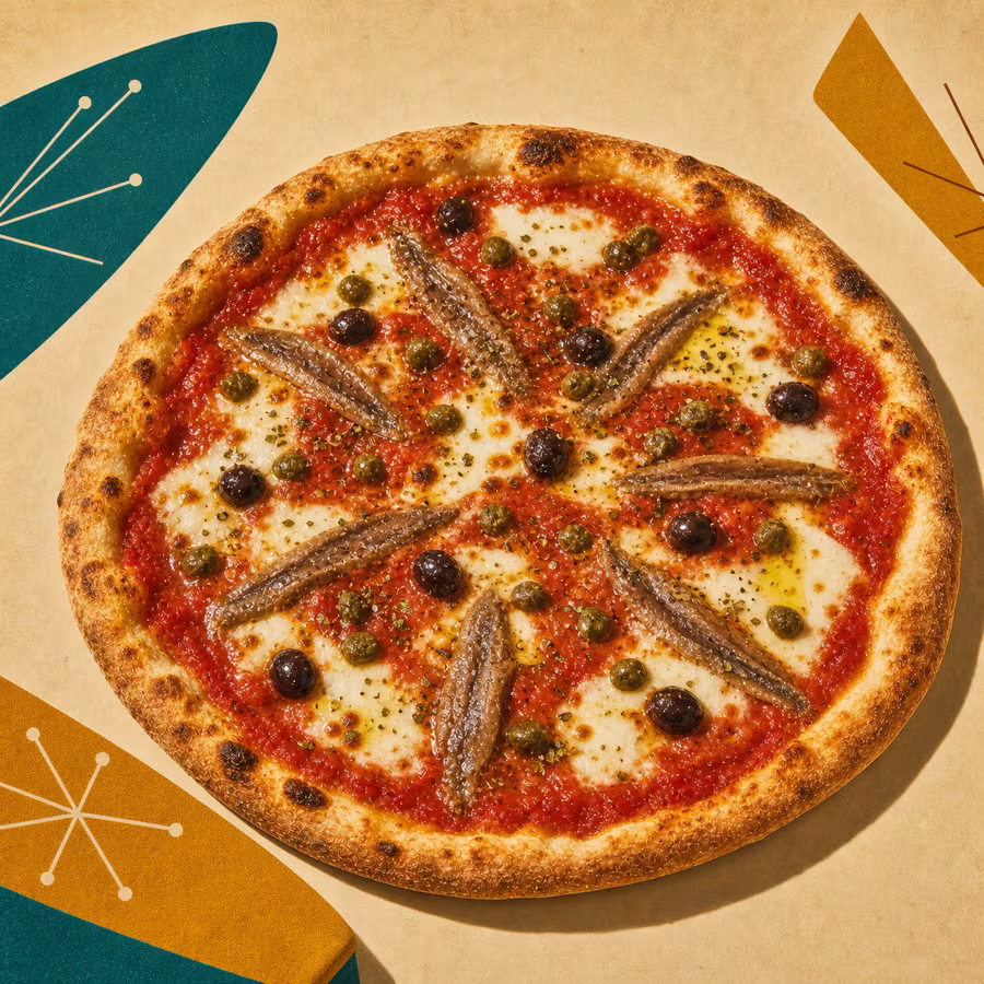 Pizza Napoli mit Tomatensoße, Mozzarella, Sardellen, Kapern und Oregano