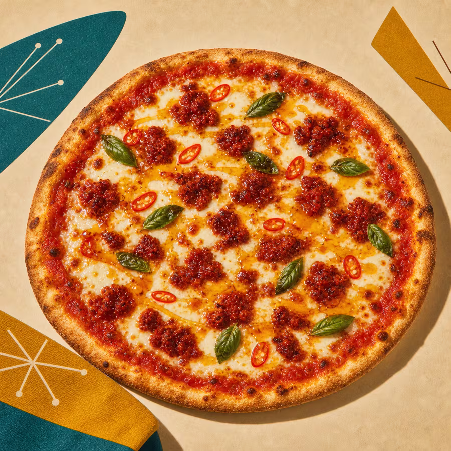 Pizza mit geschmolzenen 'Nduja-Klecksen auf Mozzarella und Tomatensoße, mit Chili-Honig beträufelt