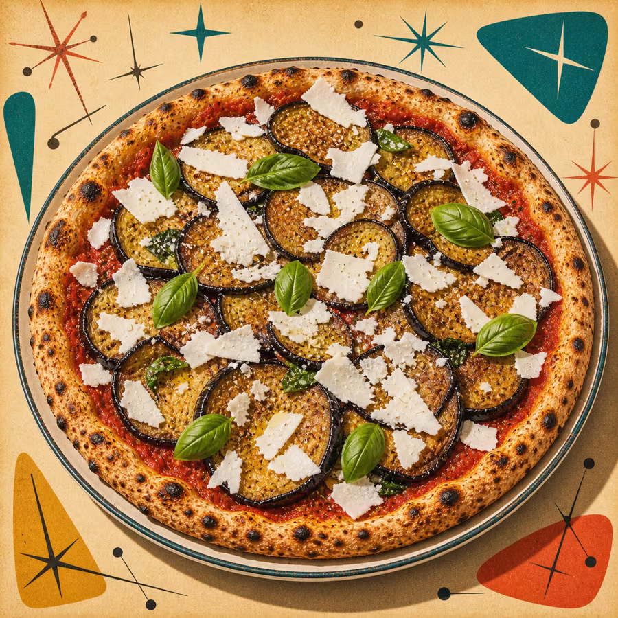 Pizza alla Norma mit Tomatensoße, gebratenen Auberginenscheiben, gehobelter Ricotta salata und Basilikum