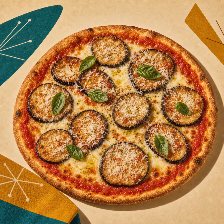 Pizza alla Parmigiana mit Tomatensoße, gebratenen Auberginen, Mozzarella, Parmesan und Basilikum