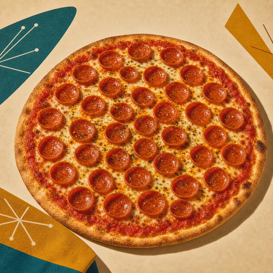 Pizza mit amerikanischen Pepperoni-Scheiben, die sich zu Schälchen gewölbt haben, auf Mozzarella und Tomatensoße