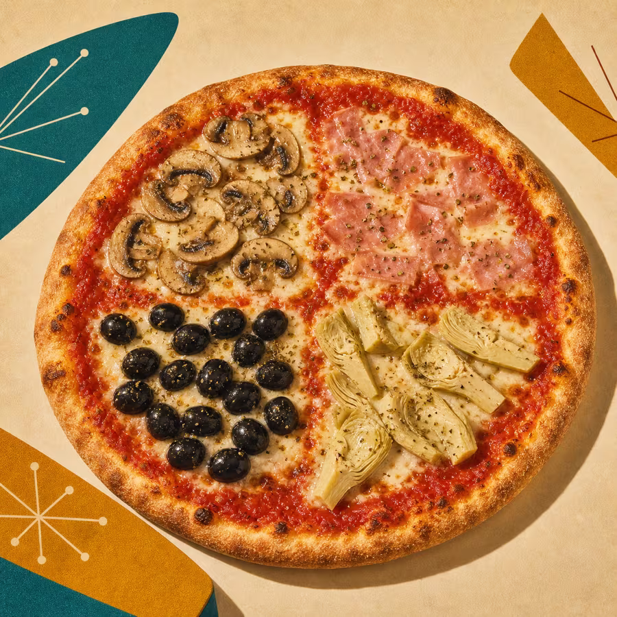 Pizza Quattro Stagioni mit Schinken, Pilzen, Artischocken und Oliven in vier getrennten Vierteln
