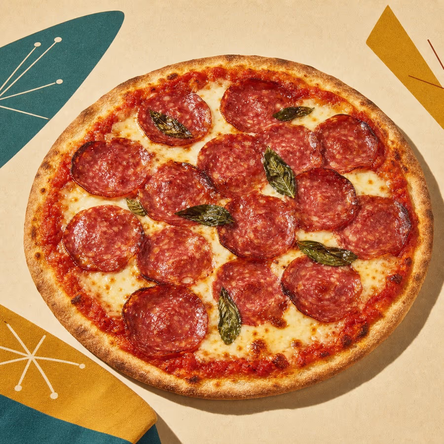 Pizza Salami mit Tomatensoße, Mozzarella, Salami und Basilikum
