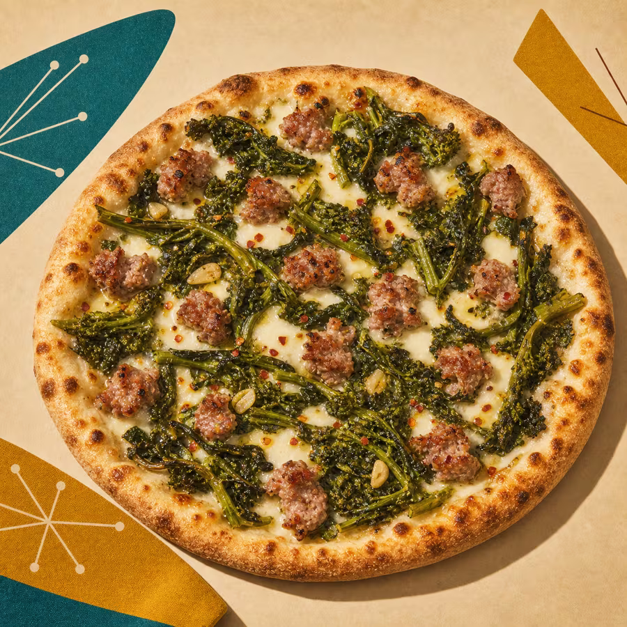 Weiße Pizza mit Salsiccia-Stücken, Friarielli (Stängelkohl) und Provola ohne Tomatensoße
