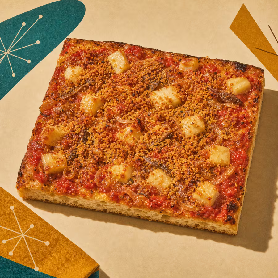 Dicke sizilianische Blech-Pizza Sfincione mit Zwiebel-Sardellen-Soße, Käsewürfeln und gerösteten Semmelbröseln
