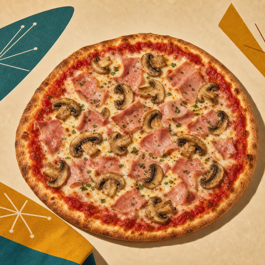 Pizza Speciale mit Kochschinken, Champignons, Mozzarella und Tomatensoße